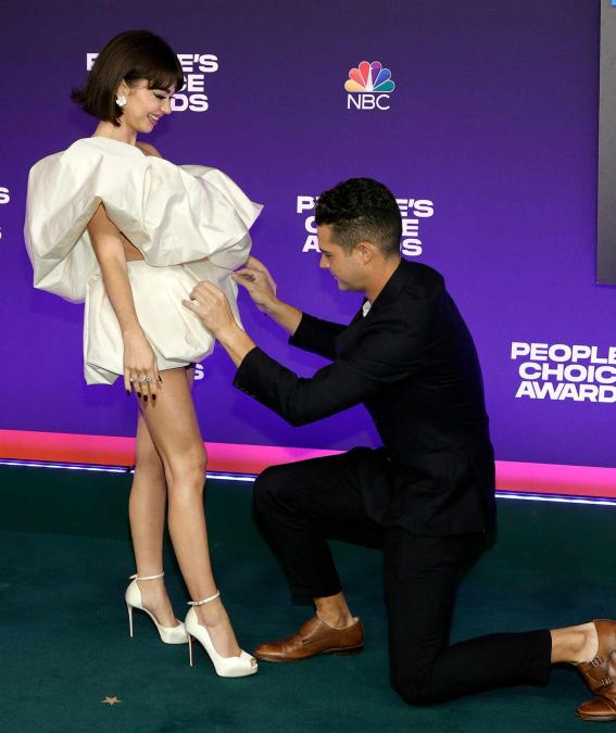 Sarah Hyland publie une photo de la jarretière du jour du mariage et Wells Adams plaisante “Vous ne l’avez pas porté longtemps”