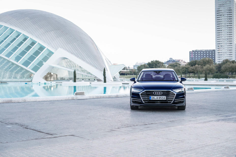 台灣奧迪於今日正式宣布全新世代Audi A8車系預售價自398萬起，並於預售階段導入A8 50 TDI quattro以及A8 L 55 TFSI quattro Premium 兩種不同配備等級車款，預售活動亦將同步於6月3日開跑。