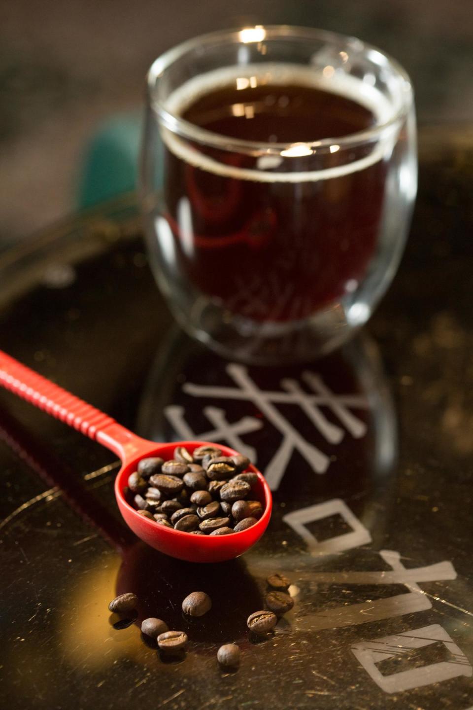 「厄瓜多手沖咖啡」（190元／杯）入口時會先感受溫潤口感，接著會冒出礦物、青草及些微海水鹹味。這裡也賣「厄瓜多咖啡豆」（1,100元／225克）。