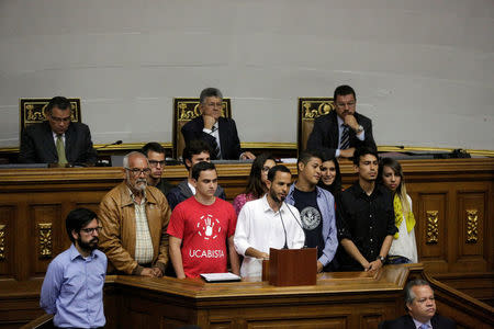 Hasler Iglesias (C), President of the student movement of Venezuela Central University, speaks during a sesion of the National Assembly in front of Henry Ramos Allup (top C), President of the National Assembly, first Vice President Enrique Marquez (top L) and second Vice President Simon Calzadilla (top R), in Caracas, Venezuela October 27, 2016. REUTERS/Marco Bello