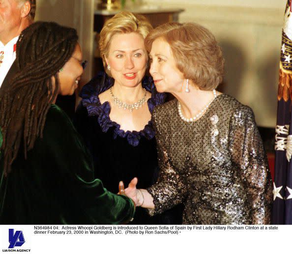 Actress Whoopi Goldberg is introduced to Queen Sofia of Spain by First Lady Hillary Rodham Clinton at a state dinner February 23, 2000 in Washington, DC. (Photo by Ron Sachs/Pool)