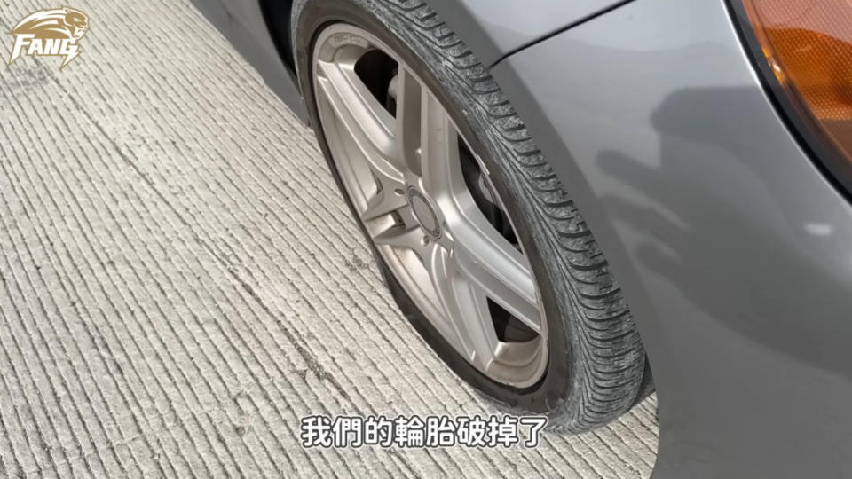 下車檢查之後確認車上的輪胎已經破裂無法繼續行駛。(圖片來源/ 翻攝自豹子腿方昶詠YT)