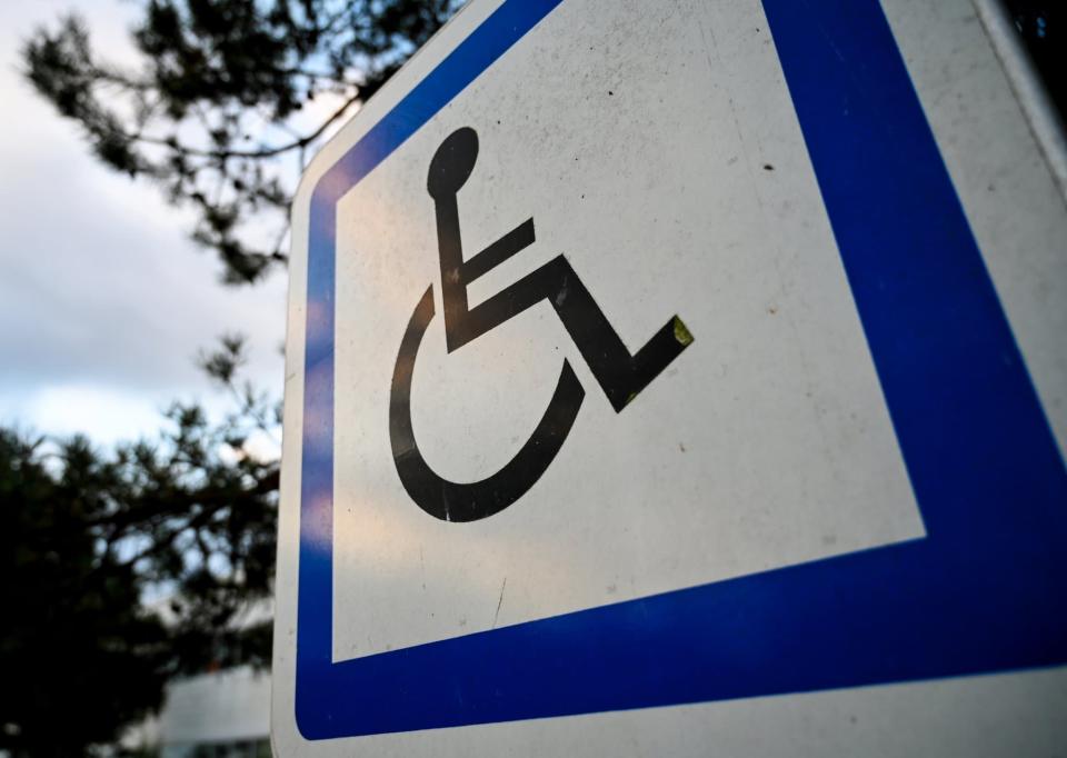 Un panneau signalant un emplacement réservé aux personnes handicapées à l'entrée d'un parking à Lille en septembre 2019 (photo d'illustration) - Denis Charlet-AFP