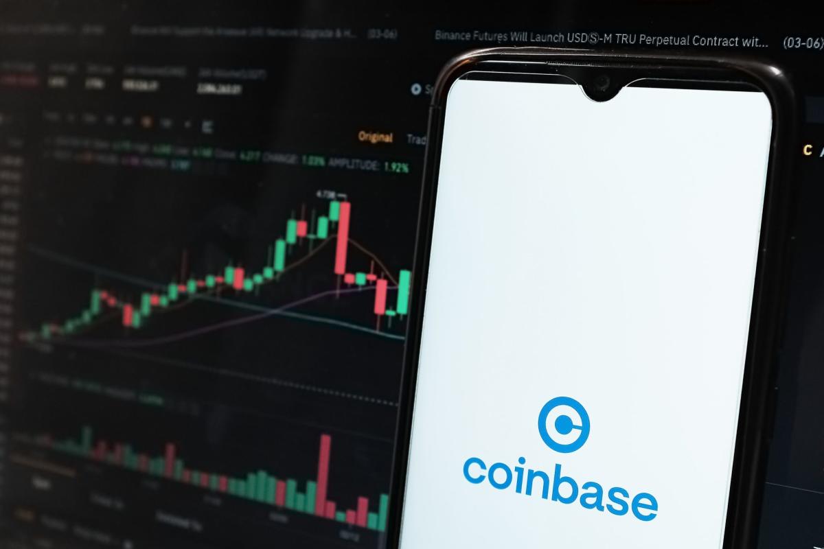 Coinbase CEO Starts Poll on Whether BofA Is Closing Accounts