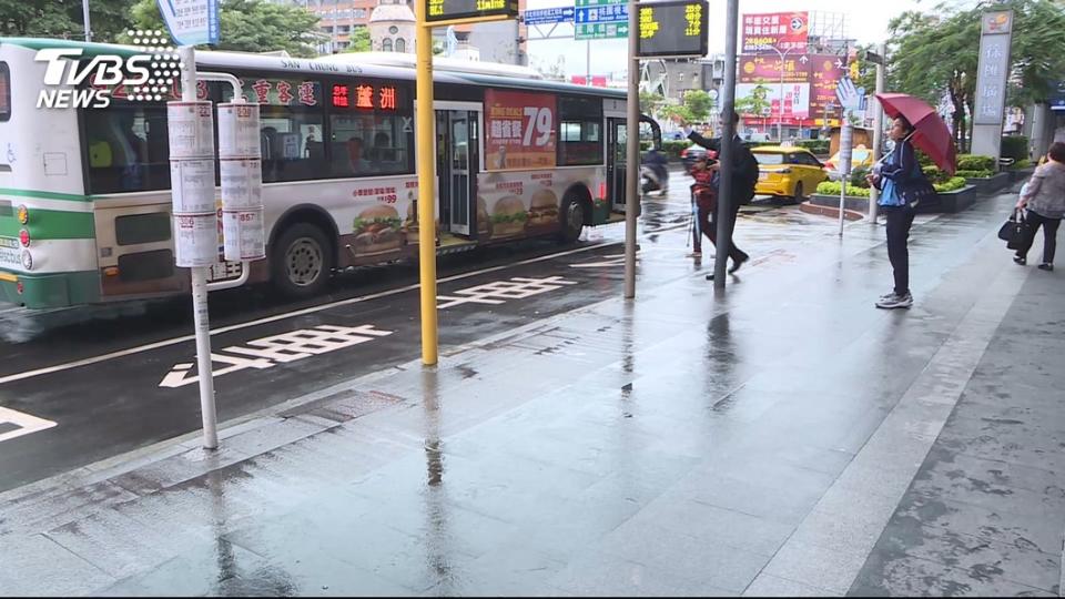 7月起，雙北公車收費將統一為「上下車皆需刷卡」」。圖／TVBS