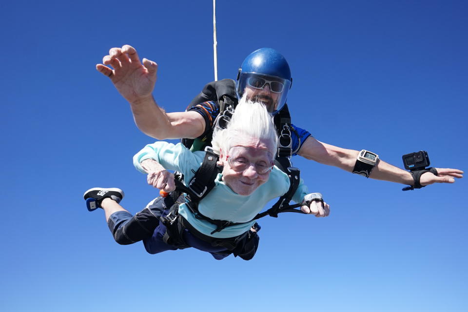 Dorothy Hoffner, de 104 años, con el instructor Derek Baxter en un salto en paracaídas en Ottawa, Illinois, el 1.° de octubre de 2023. (Daniel Wilsey High Flight vía The New York Times)