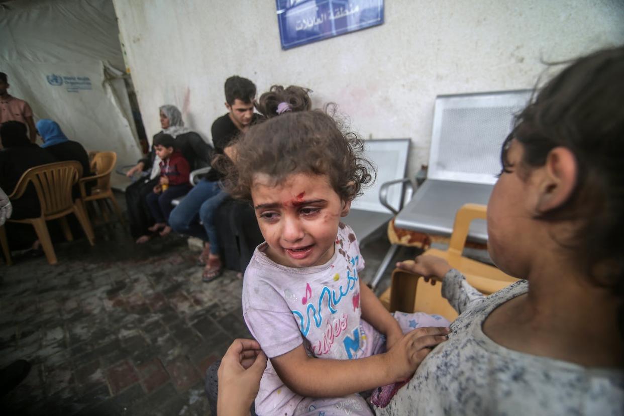 <a href="https://www.shutterstock.com/es/image-photo/palestinians-evacuate-wounded-after-israeli-airstrike-2374214011" rel="nofollow noopener" target="_blank" data-ylk="slk:Anas-Mohammed/Shutterstock;elm:context_link;itc:0;sec:content-canvas" class="link ">Anas-Mohammed/Shutterstock</a>