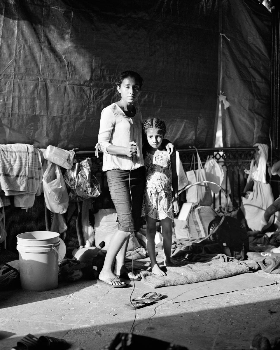 Rosa Arévalo, de 25 años, con su hija Kendra, de 7, en un campamento informal para migrantes en Reynosa, México, el 5 de mayo de 2021. (Adam Ferguson/The New York Times)