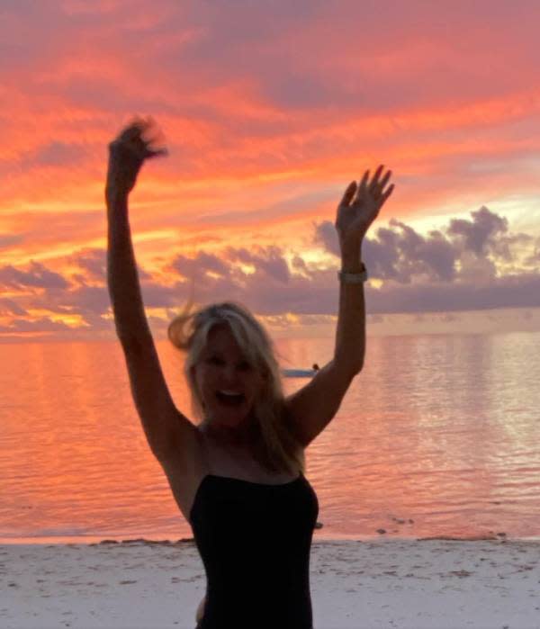 christie-brinkley-beach-dance