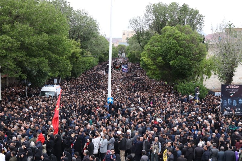 People participate in a funeral procession of Iran's late President Ebrahim Raisi and his seven aides who were killed in a helicopter crash on a fog-shrouded mountainside in the northwest. Mehrvarz Ahmadi/dpa