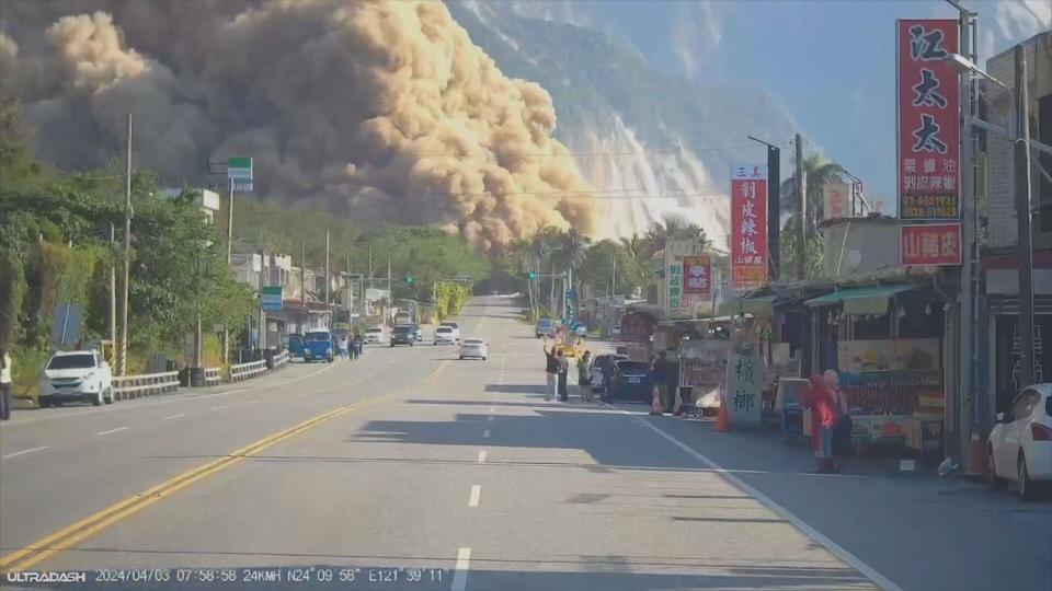 花蓮在地震發生當下，出現山崩情況。（翻攝畫面）