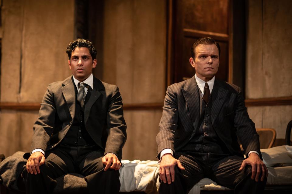 Shane Zaza and Alec Newman in The Dumb Waiter at Hampstead Theatre (Helen Maybanks)