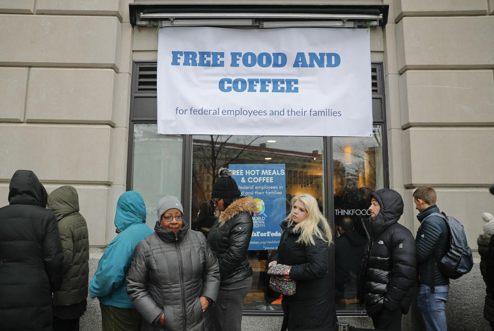 Personas esperan en cola junto a la World Central Kitchen del Chef José Andrés para recibir las comidas gratis ofrecidas a trabajadores afectados por el cierre parcial del gobierno estadounidense, el miércoles, 16 de enero del 2019, en Washington. (AP Foto/Pablo Martinez Monsivais)