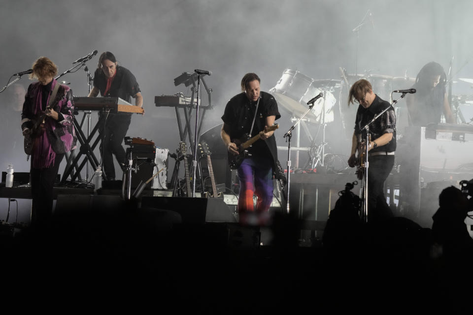 Arcade Fire durante su concierto en el festival Corona Capital de la Ciudad de México el viernes 17 de noviembre de 2023. (Foto AP/Eduardo Verdugo)