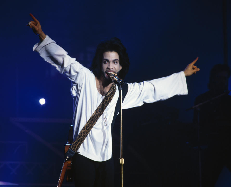 El músico y cantante estadounidense Prince media 1,57 metros y, según muchos colaboradores suyos, tenía una tendencia a controlarlo todo, hasta los hábitos alimenticios de quienes trabajaban para él. (Foto: Getty Images)