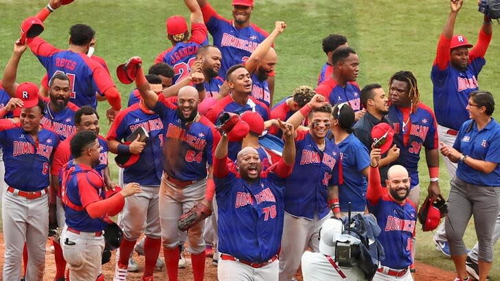 Foto del sábado de los jugadores de República Dominicana celebratando el bronce en el béisbol de los Juegos de Tokio.