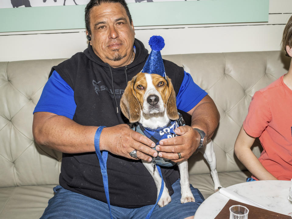 Piper el beagle con un gorrito para su fiesta de cumpleaños en Dogue, en San Francisco, el 16 de abril de 2023. (Kelsey McClellan/The New York Times)
