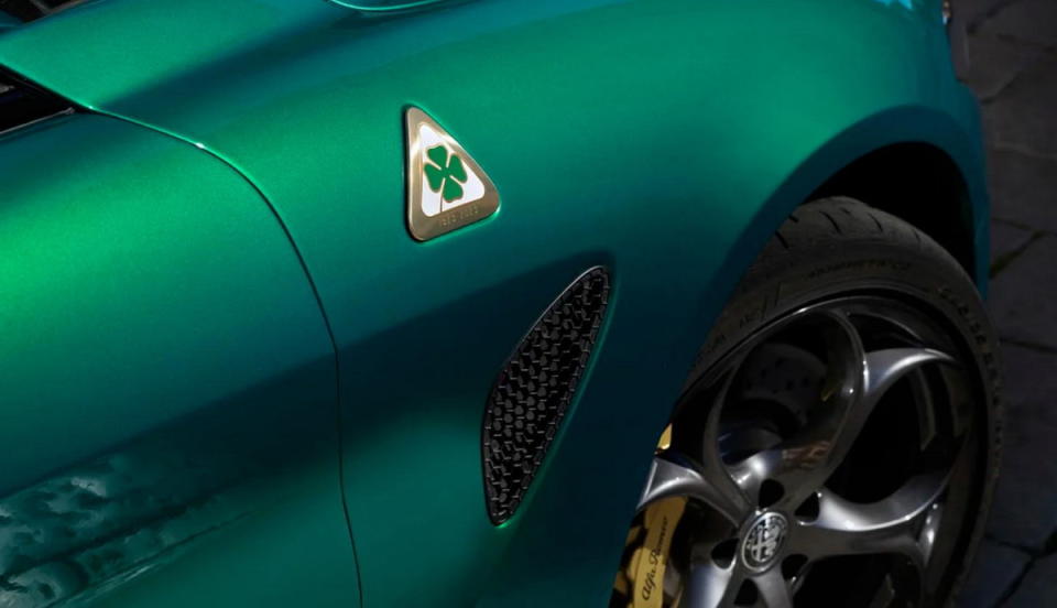 圖／Alfa Romeo Stelvio/Giulia Quadrifoglio四葉草限定款皆換上六環式LED燻黑日行燈，不過最大亮點為前葉子板鑲嵌與RL賽車相同的四葉草徽飾。