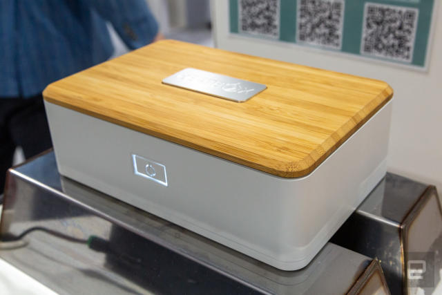 This rechargeable lunchbox uses steam to reheat your food