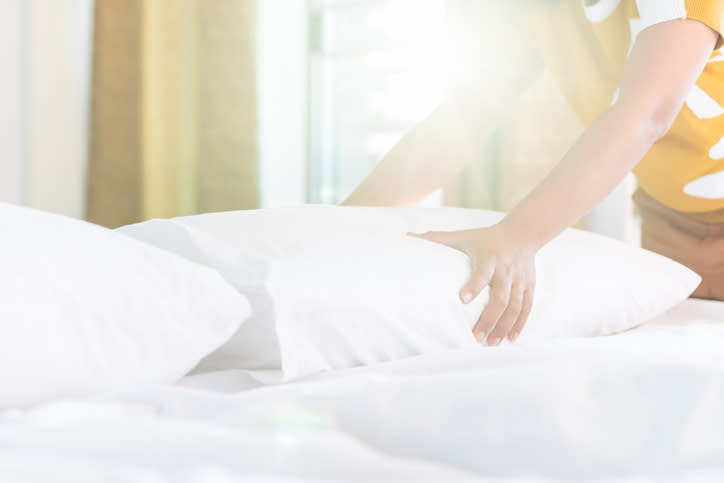 定期清潔床單和使用吸塵器除塵或選用抗菌防蟎的床單、保潔墊，幫床鋪多加一層防護。（圖片來源：iStock）