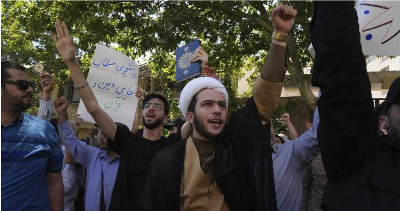 此次抗議活動是由伊拉克什葉派神職人員薩德爾（Muqtada al-Sadr）發起的，他還呼籲政府驅逐瑞典駐巴格達大使。（圖／達志／美聯社）