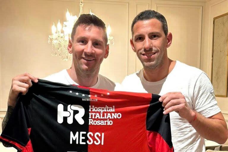 Lionel Messi y Maxi Rodríguez con la camiseta de Newell's, antes de la despedida de la 'Fiera'