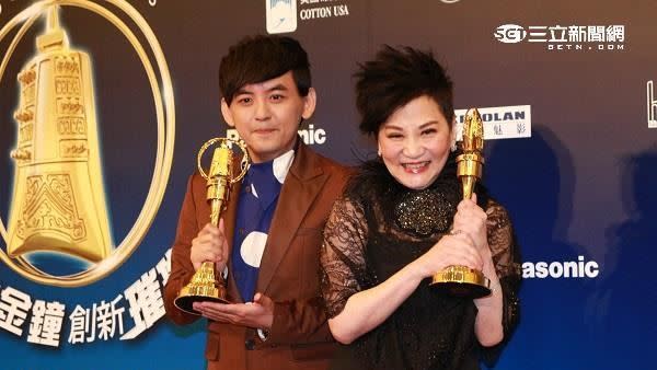 張小燕（右）、黃子佼曾獲得金鐘48屆綜藝節目主持人獎（圖／資料室）