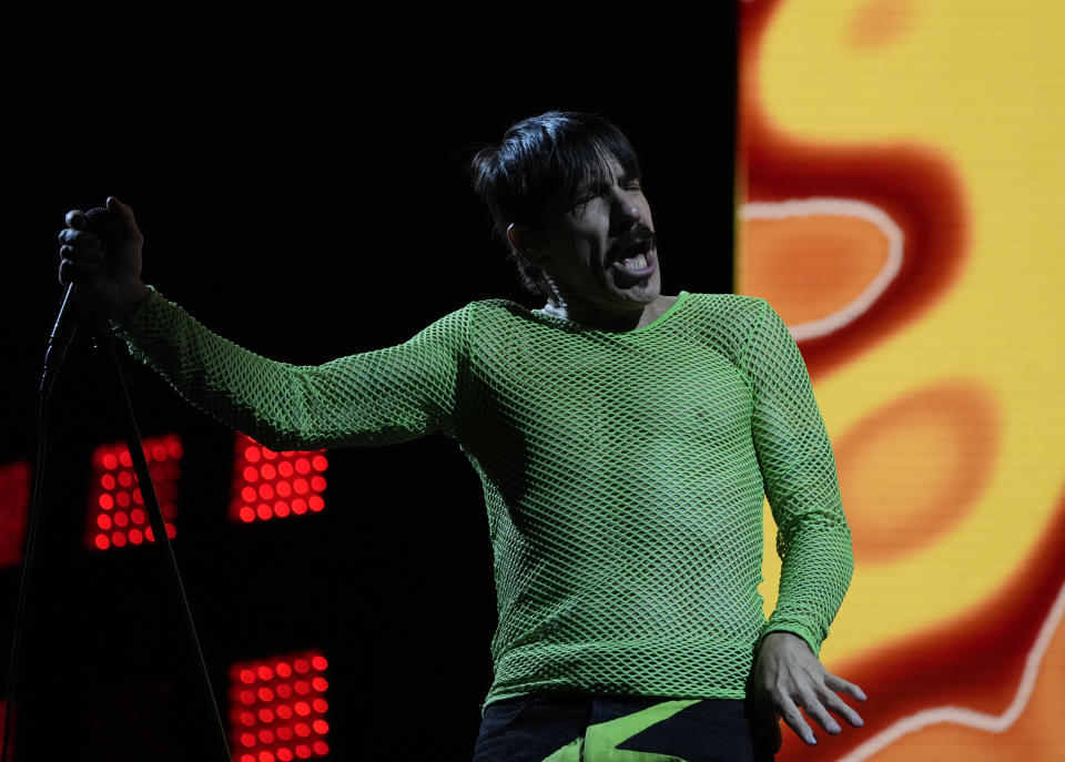 Anthony Kiedis, vocalista de Red Hot Chili Peppers durante su presentación en el festival Vive Latino en la Ciudad de México el domingo 19 de marzo de 2023. (Foto AP/Fernando Llano)