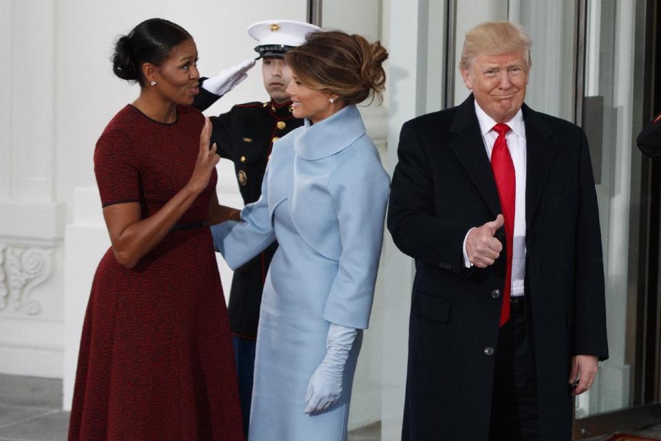 El presidente electo Donald Trump hace una señal de aprobación mientras la primera dama Michelle Obama y Melania Trump conversan en la Casa Blanca, en Washington, el viernes 20 de enero del 2017. (AP Foto/Evan Vucci)