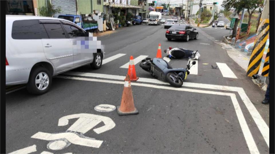 衰！停等紅燈也有事 巡邏警騎車挨撞倒地