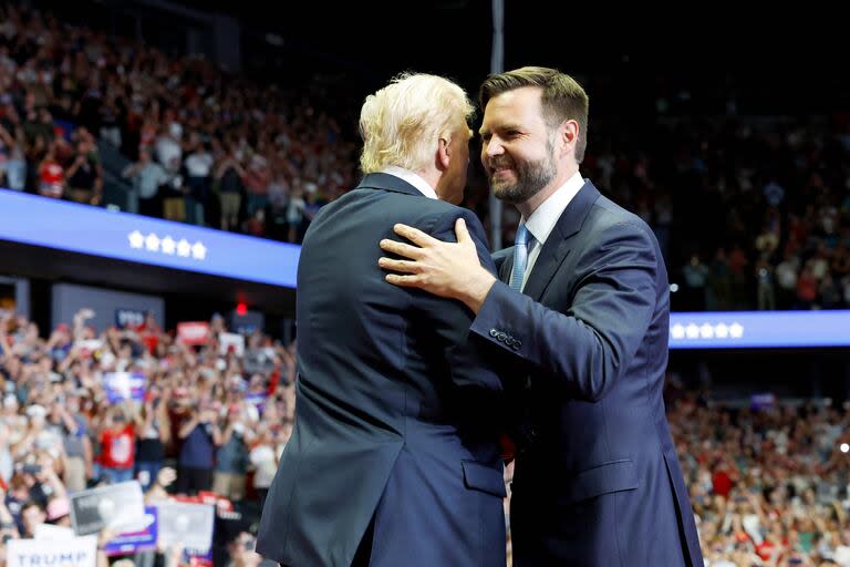 Donald Trump y su candidato a vicepresidente, J.D. Vance, en un mitin en Grand Rapids, Michigan. (Anna Moneymaker / GETTY IMAGES NORTH AMERICA via AFP)