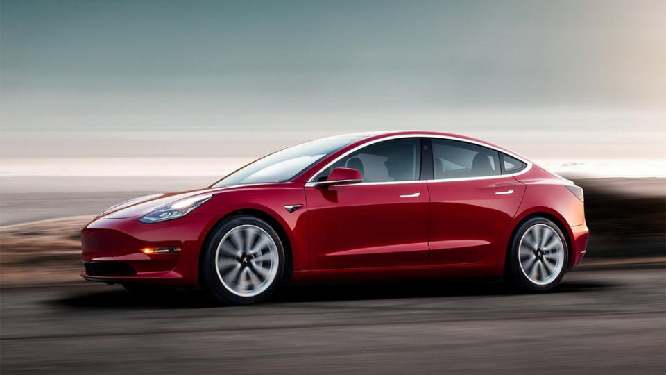 圖／2019 Tesla Model 3採低重心設計，加上堅固的鋁材鈑金與鋼體結構，大大降低遭受撞擊時翻車的風險。