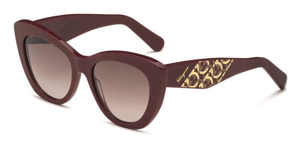 esponsible Eyewear Collection酒紅色太陽眼鏡 NT$12,500 Salvatore Ferragamo。（Salvatore Ferragamo提供）