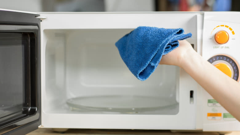 Cleaning microwave with cloth
