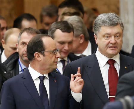 Ukraine's President Petro Poroshenko (R) and France's President Francois Hollande (L, front) speak while walking during peace talks in Minsk, February 11, 2015. REUTERS/Vasily Fedosenko