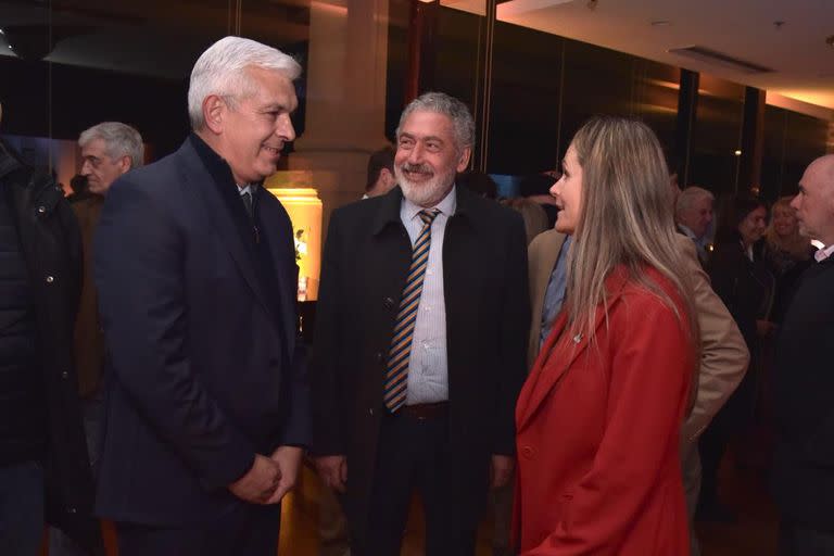 El ministro de Agricultura, Julián Domínguez; el subsecretario de Ganadería, José María Romero, y la presidenta de Braford, Tiziana Prada, en el cóctel por el Mundial de la raza bovina