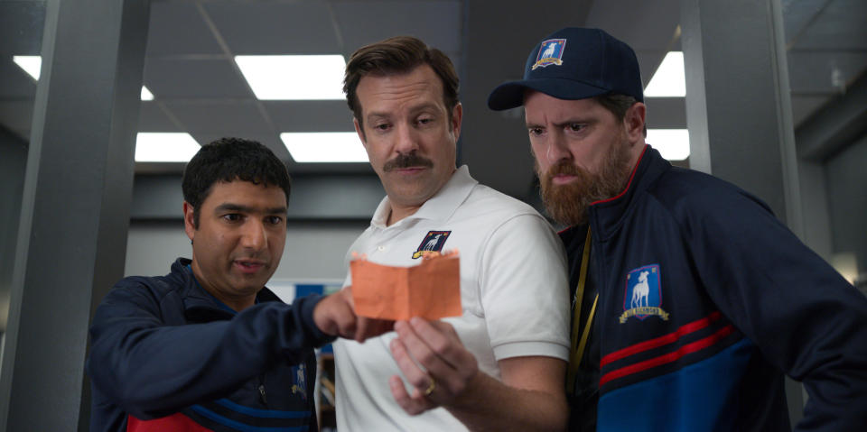 En esta imagen difundida por Apple TV Plus, Nick Mohammed, Jason Sudeikis y Brendan Hunt, de izquierda a derecha, en una escena de "Ted Lasso". (Apple TV Plus vía AP)