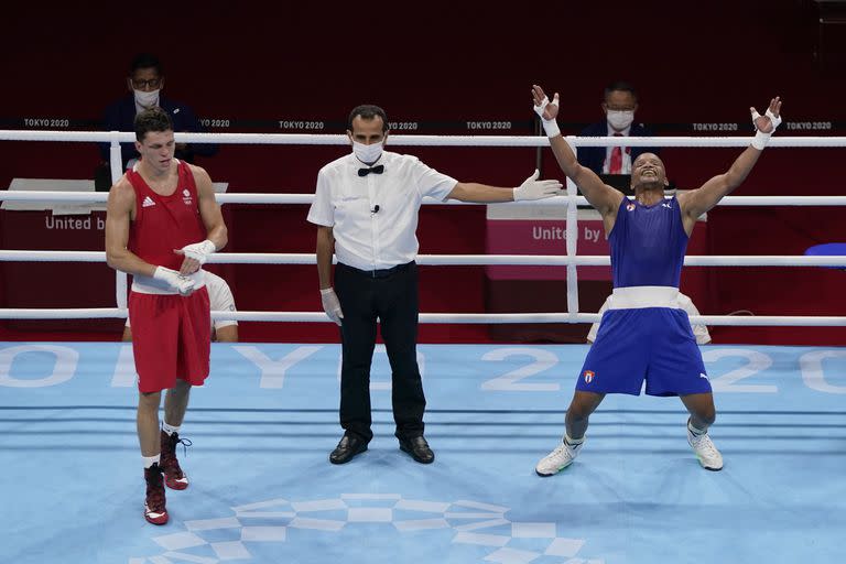 El británico Pat McCormack (izquierda) y el cubano Roniel Iglesias reaccionan tras su combate del peso wélter (69 kilos) en los Juegos Olímpicos de Tokio, el 3 de agosto de 2021, en Tokio, Japón. (AP Foto/Frank Franklin II)