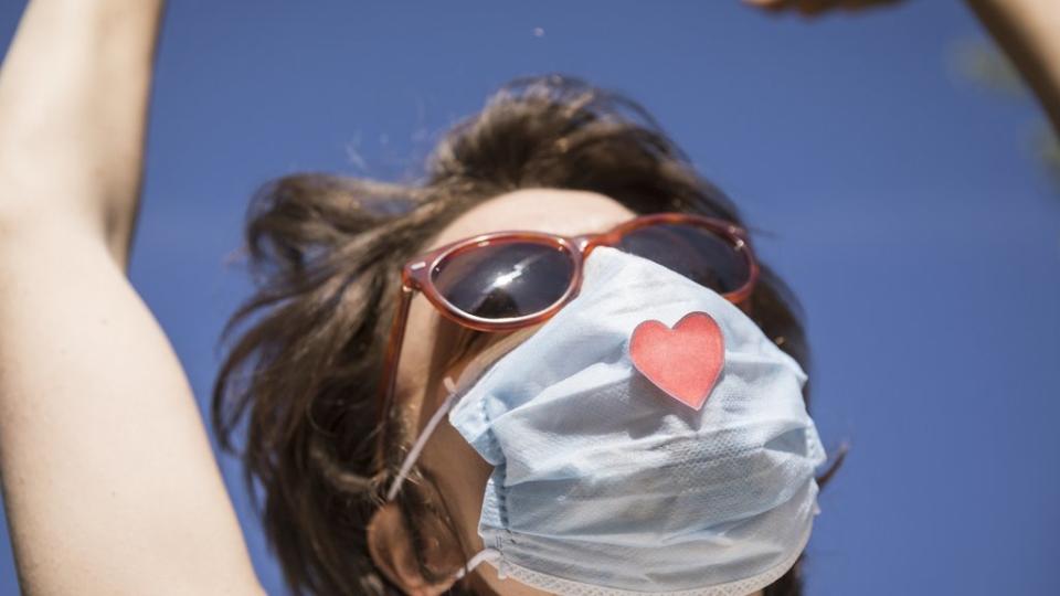 Chica con mascarilla con corazón