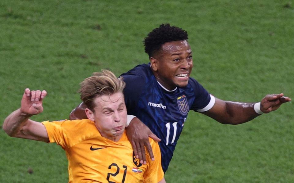 Netherlands' midfielder #21 Frenkie De Jong (L) and Ecuador's forward #11 Michael Estrada - ADRIAN DENNIS/AFP via Getty Images