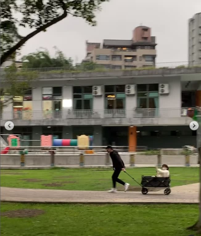 古娃娃坐在露營推車上，聖結石拉著她往前跑，可看出兩人的好交情。（圖／翻攝自古娃娃IG）