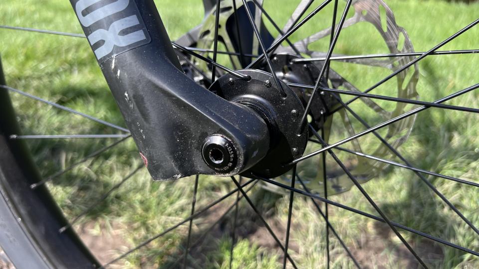 Bolt through axle on fork