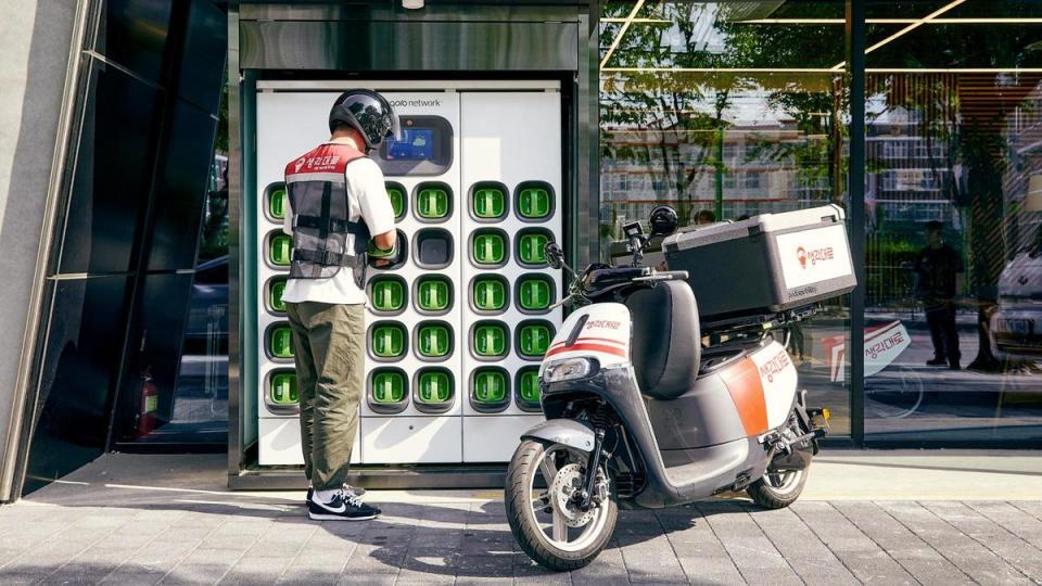 2019 年起，Gogoro 攜手 Bikebank，率先於首爾美食外送業務導入 Gogoro 智慧電動機車與電池交換系統。此次雙方再度強強聯手，將電池交換網路拓展至首爾之外的七大城市。