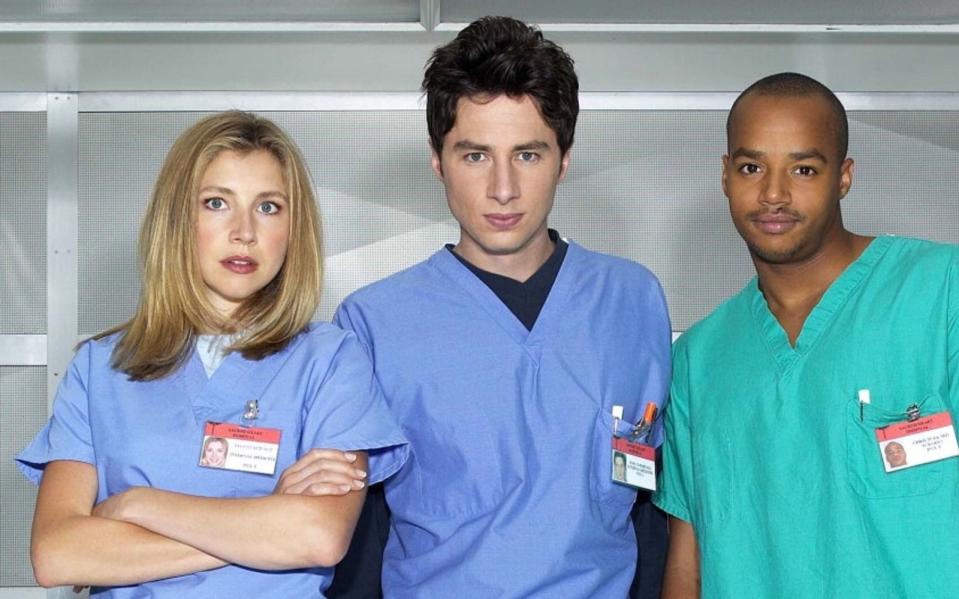 Die drei Hauptdarsteller der Serie Scrubs (von links): Dr. Elliot Reid (Sarah Chalke) Dr. John Dorian (Zach Braff), Dr. Christopher Turk (Donald Faison)