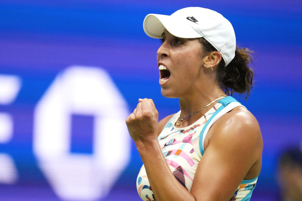 Madison Keys celebra tras derrotar a Jessica Pegula en los octavos de final del US Open, el lunes 4 de septiembre de 2023, en Nueva York. (AP Foto/Manu Fernández)