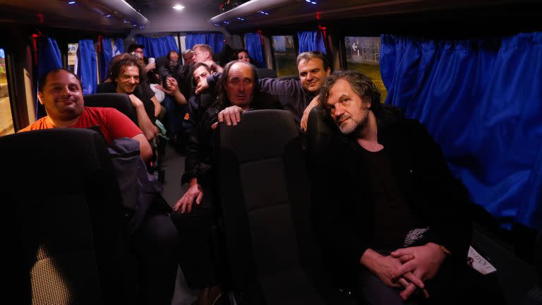 Emir Kusturica y miembros de la No Smoking Orchestra salen rumbo al hotel luego del recital en Mendoza