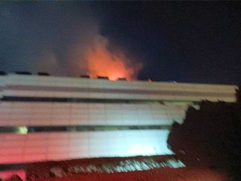 新竹市東區新安路某科技大廠25日晚間22點多頂樓發生火警。（新竹市消防局提供／王惠慧新竹傳真）