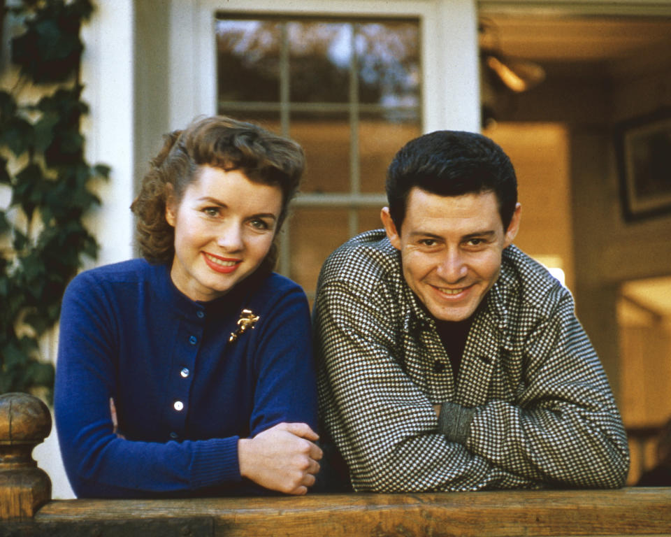 La actriz y cantante estadounidense Debbie Reynolds (1932 - 2016) con su esposo, el actor y cantante Eddie Fisher (1928 - 2010), alrededor de 1957. (Foto de Silver Screen Collection/Getty Images)