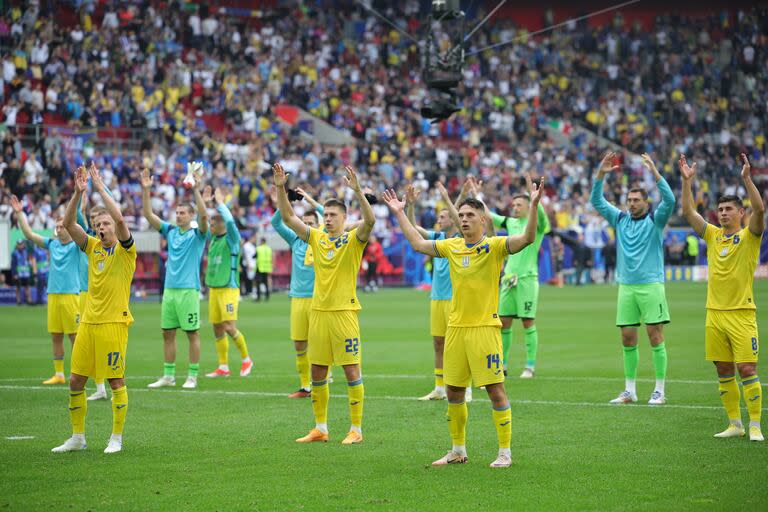 El festejo de los futbolistas ucranianos tras vencer por 2-1 a Eslovaquia en Düsseldorf