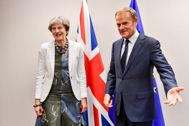 Theresa May et Donald Tusk. Theresa May a répété vendredi que le Royaume-Uni honorerait ses engagements financiers envers l'Union européenne, sans donner de nouvelle précision et en expliquant que le règlement de ce point crucial aurait lieu lors de l'accord final sur le Brexit. /Photo prise le 20 octobre 2017/REUTERS/Geert Vanden Wijngaert